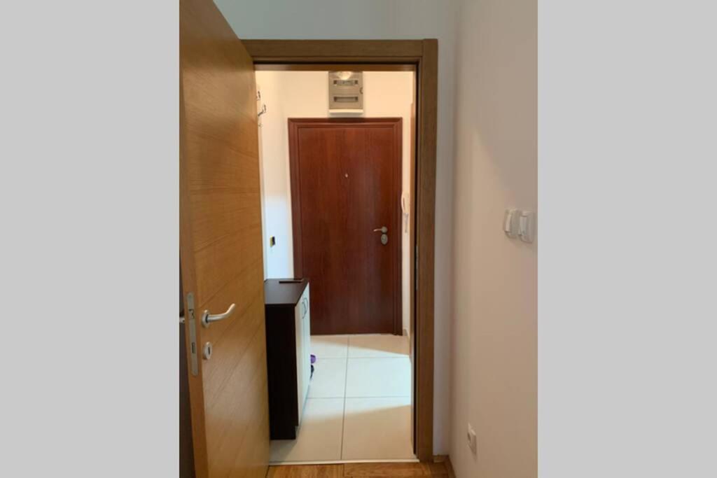 Renovated Cozy Studio 7 At Top Location - Available For Long Term Rentals Novi Sad Buitenkant foto